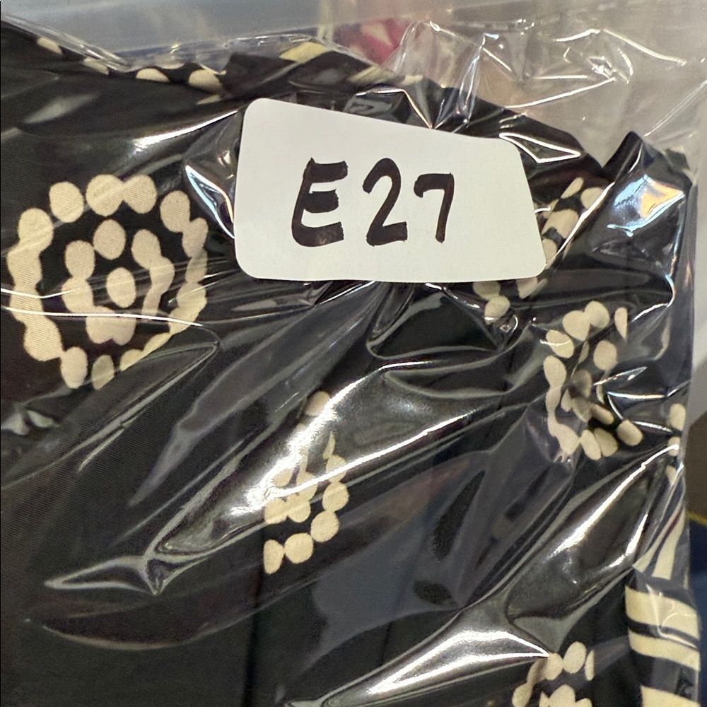 Natori Kaftan
E27 - Picture 6 of 6